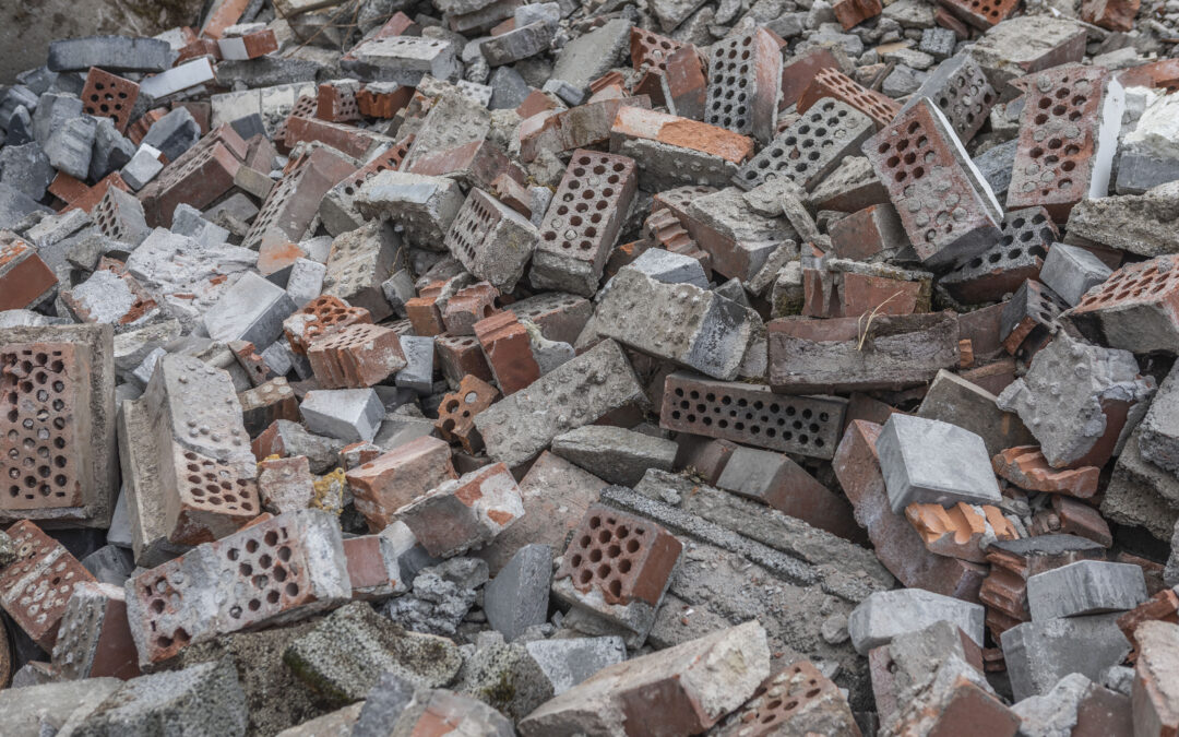 Karanojan jätteidenkäsittelyalueella murskataan betonia ja tiiltä